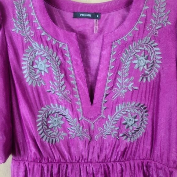 Theme Ornate Blouse w/V-neck and silver embroidery - Picture 2 of 8